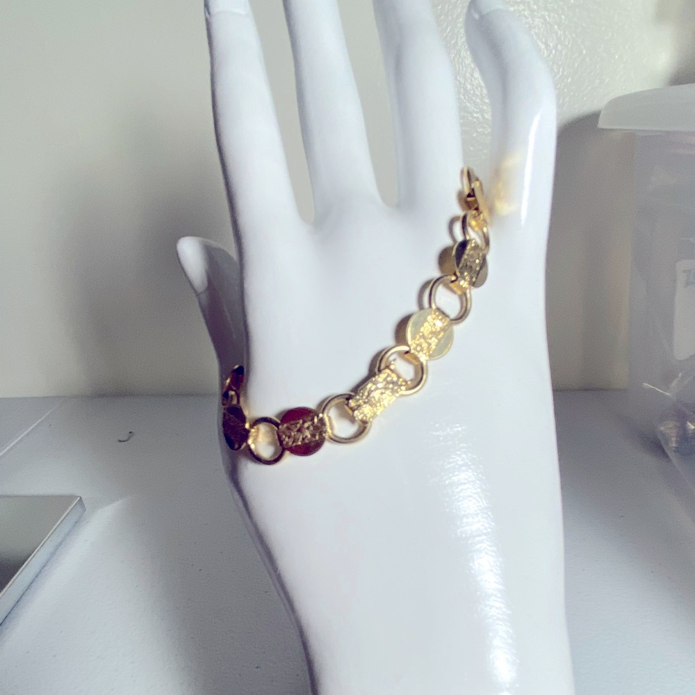 Vintage gold Sarah Coventry engraved bracelet